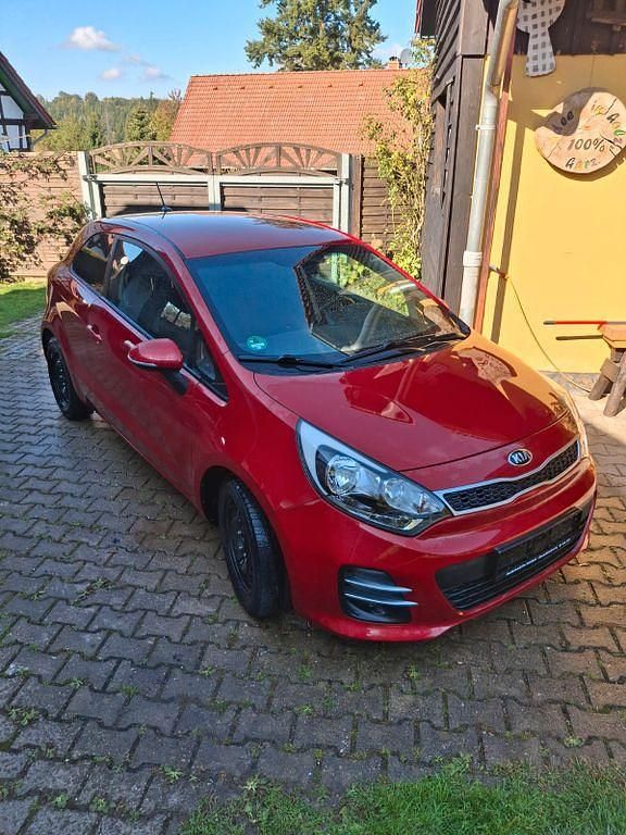 Rot Gebraucht 2016 Kia Rio 2 Limousine | 8.000 € (Fairer Preis) - Bild 1/4