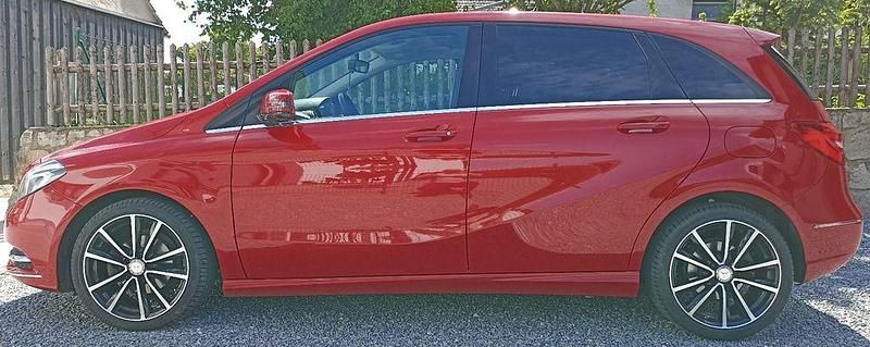 Gebraucht Mercedes B180 109 PS (80 kW) 2013 Rot Van / Kleinbus