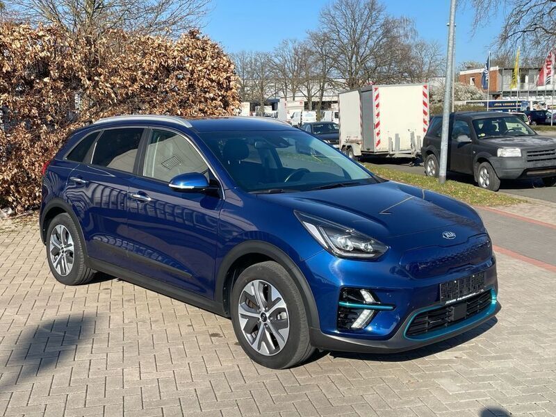 Blau Gebraucht 2021 Kia e-Niro Spirit SUV | 20.900 € (Superpreis) - Bild 1/4