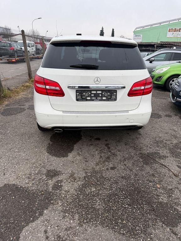 Gebraucht Mercedes B180 122 PS (89 kW) 2012 Weiß Van / Kleinbus