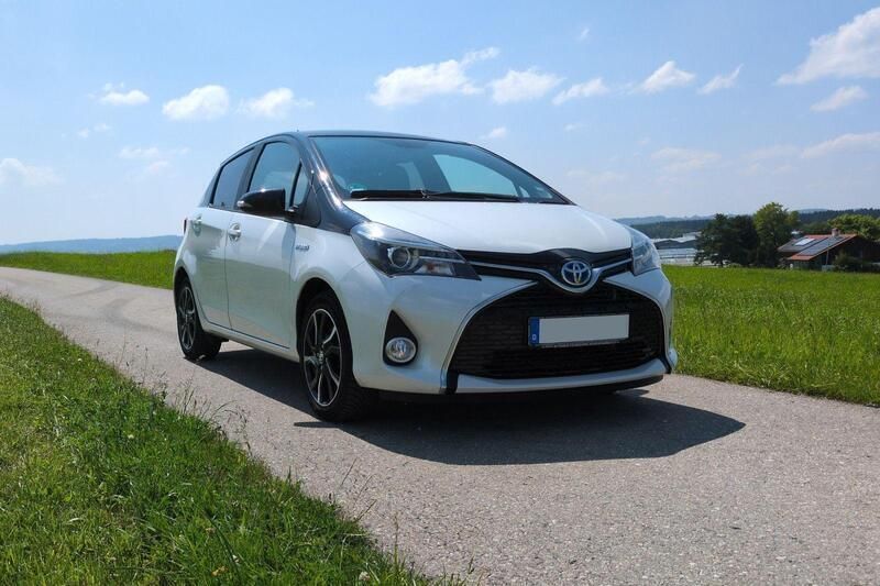 Weiß Gebraucht 2016 Toyota Yaris Hybrid Style Kleinwagen | 14.000 € (Fairer Preis) - Bild 1/4