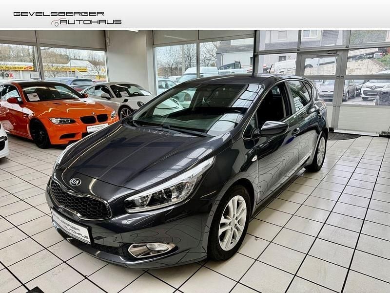 Grau Gebraucht 2014 Kia Ceed FIFA World Cup Edition Limousine | 9.980 € (Fairer Preis) - Bild 1/4