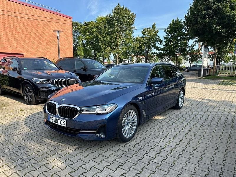 Blau Gebraucht 2022 BMW 530e Sport Line Limousine | 38.849 € (Fairer Preis) - Bild 1/4