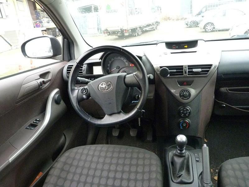 Gebraucht Toyota iQ Basis 68 PS (50 kW) 2009 Rot Kleinwagen
