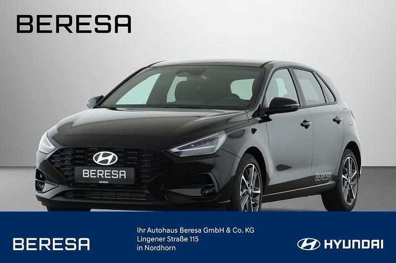 Abyss black / mic Gebraucht 2024 Hyundai i30 Advantage Limousine | 24.480 € - Bild 1/4
