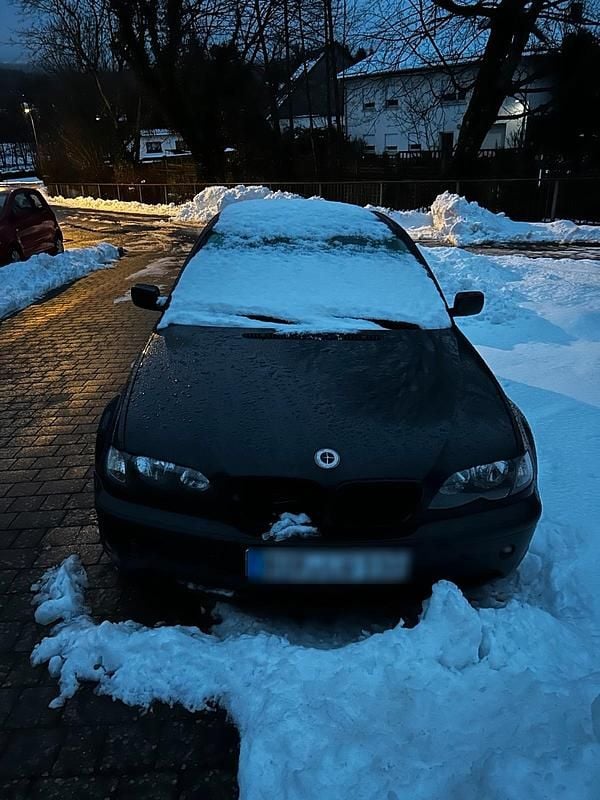 Schwarz Gebraucht 2004 BMW 320 Limousine | 2.500 € - Bild 1/4