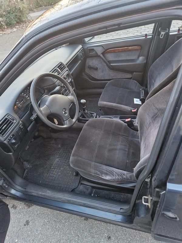 Gebraucht Opel Vectra 75 PS (55 kW) 1989 Schwarz Kleinwagen