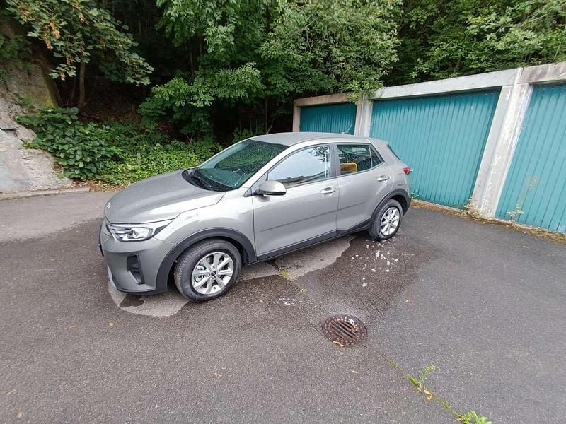 Grün Gebraucht 2023 Kia Stonic Edition 7 SUV | 18.500 € (Guter Preis) - Bild 1/2