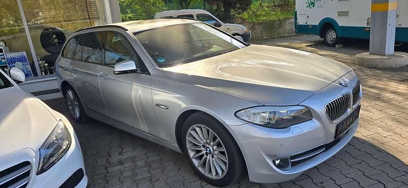 Gebraucht BMW 530 245 PS (180 kW) 2010 Titansilber metallic Kombi