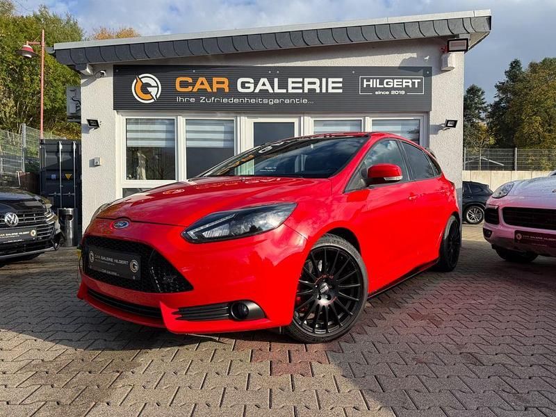 Rot Gebraucht 2014 Ford Focus ST Limousine | 11.990 € (Etwas zu teuer) - Bild 1/4