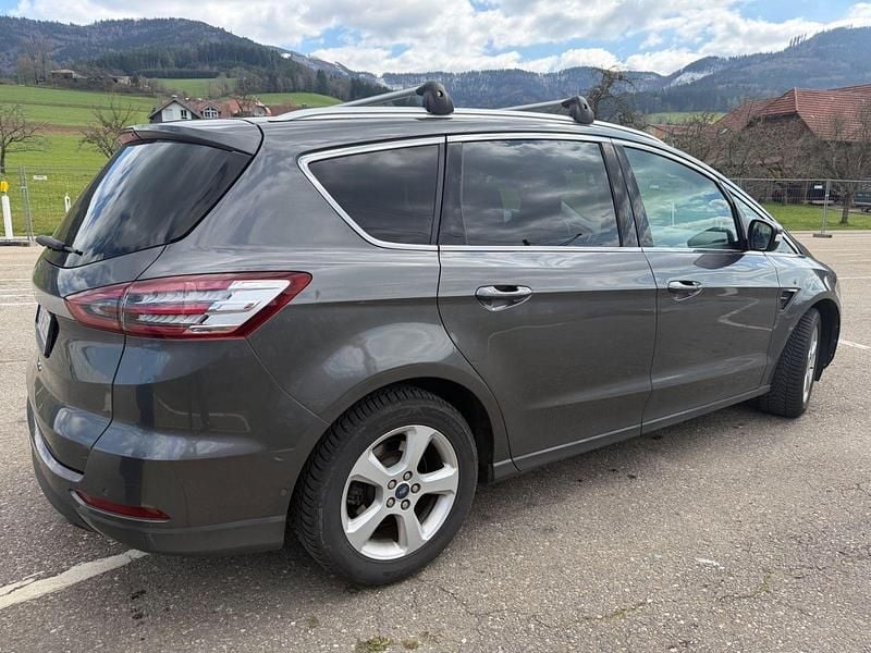 Gebraucht Ford S-MAX Titanium 160 PS (117 kW) 2017 Grau Van / Kleinbus