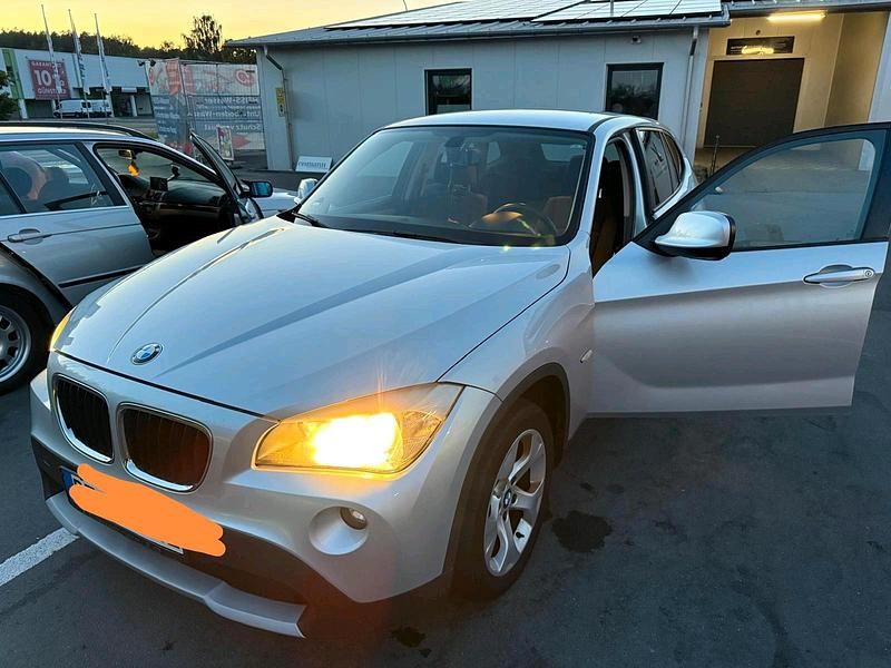 Silber Gebraucht 2011 BMW X1 SUV | 8.499 € - Bild 1/4