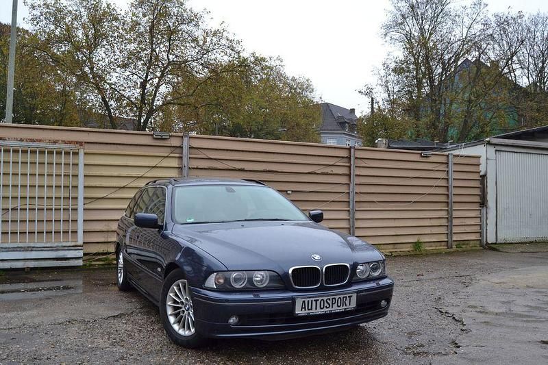 Blau Gebraucht 2002 BMW 530 Exclusive Kombi | 11.950 € - Bild 1/4