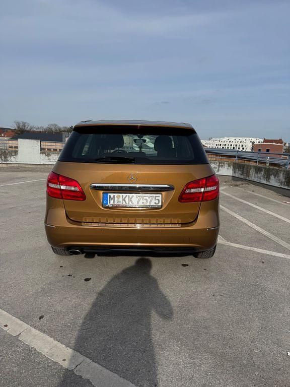 Gebraucht Mercedes B200 Edition 156 PS (114 kW) 2012 Gold Van / Kleinbus