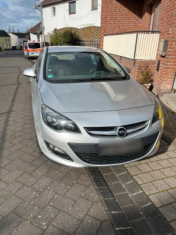 Gebraucht Opel Astra 131 PS (96 kW) 2013 Silber Limousine