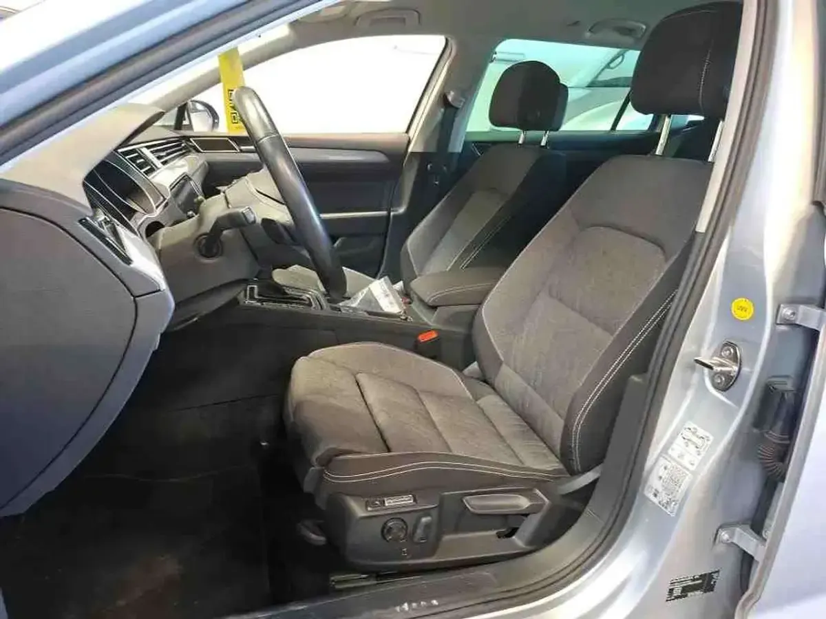 Gebraucht VW Passat 150 PS (110 kW) 2023 Silber Kombi