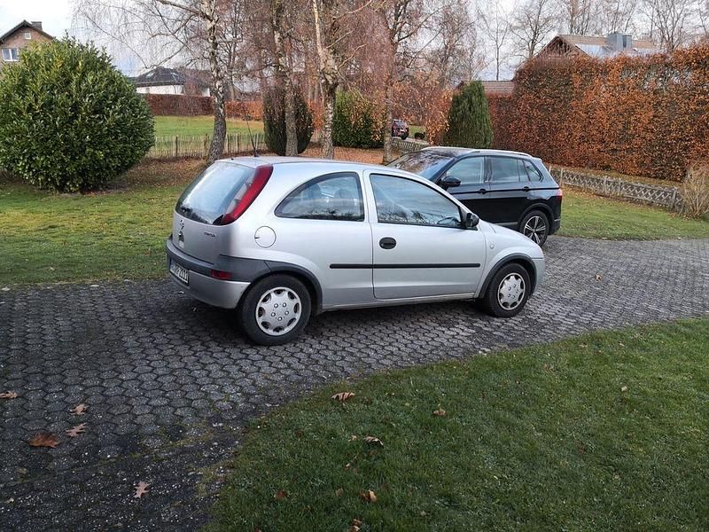 Grau Gebraucht 2002 Opel Corsa Limousine | 999 € (Guter Preis) - Bild 1/4