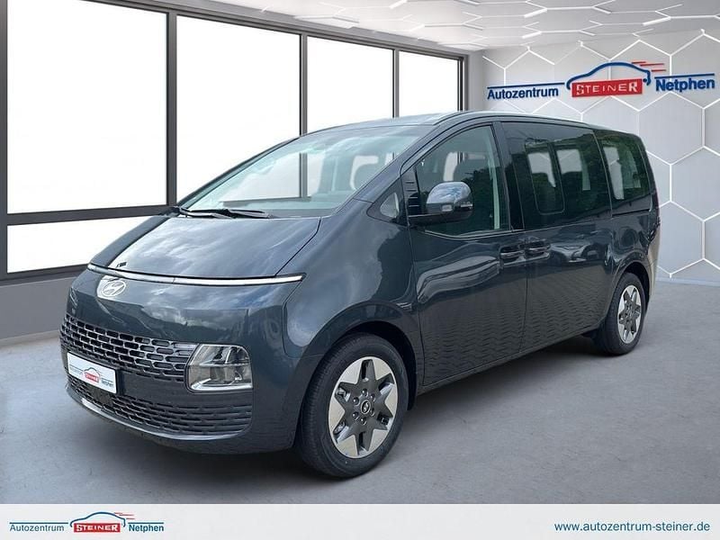 Grau Neu 2025 Hyundai Staria Comfort Van | 41.850 € - Bild 1/4