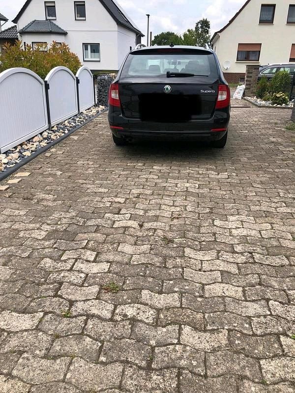 Gebraucht Skoda Superb 125 PS (91 kW) 2011 Schwarz Kombi