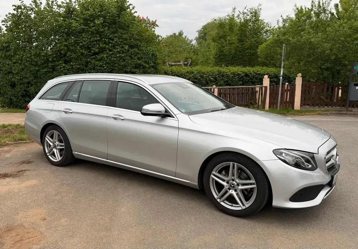 Gebraucht Mercedes E220 194 PS (142 kW) 2018 Silber Kombi