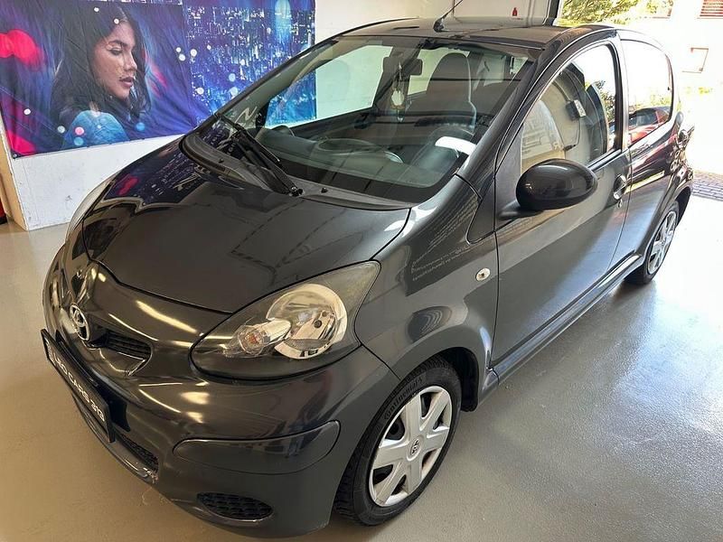 Grau Gebraucht 2012 Toyota Aygo Cool Kleinwagen | 4.890 € (Fairer Preis) - Bild 1/4