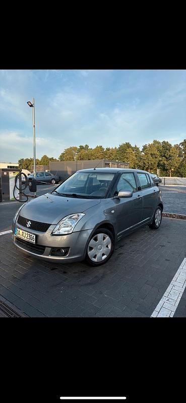 Silber Gebraucht 2009 Suzuki Swift Limousine | 2.000 € (Superpreis) - Bild 1/4