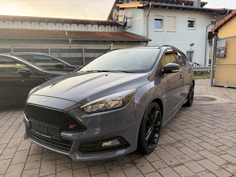 Grau Gebraucht 2016 Ford Focus ST Limousine | 10.999 € (Superpreis) - Bild 1/4