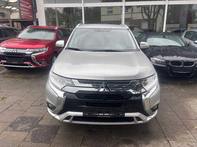 Gebraucht Mitsubishi Outlander P-HEV Basis 135 PS (99 kW) 2020 Silber SUV