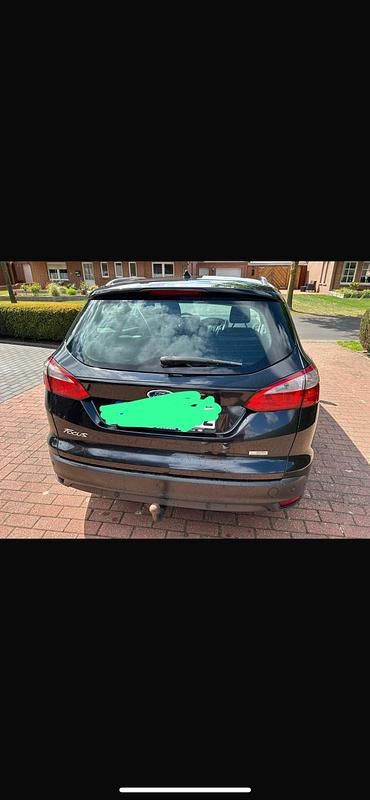 Schwarz Gebraucht 2012 Ford Focus Kombi | 2.100 € - Bild 1/4