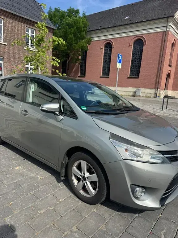 Gebraucht Toyota Verso Multidrive S 147 PS (108 kW) 2013 Silber Van / Kleinbus