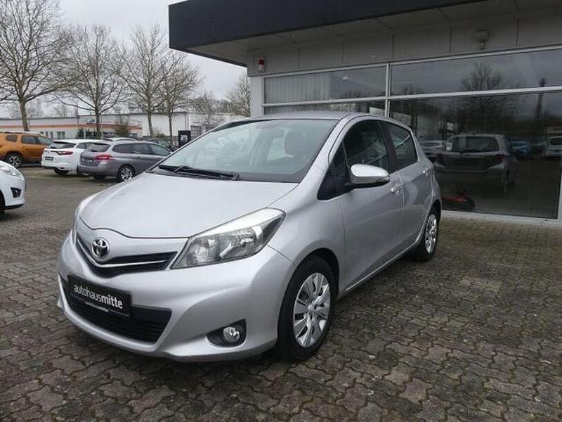 Gebraucht Toyota Yaris Life 99 PS (72 kW) 2012 Silber Kleinwagen