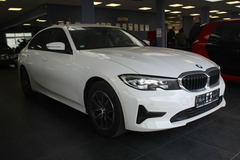 Weiß Gebraucht 2022 BMW 318 Advantage Limousine | 25.980 € (Guter Preis) - Bild 1/4