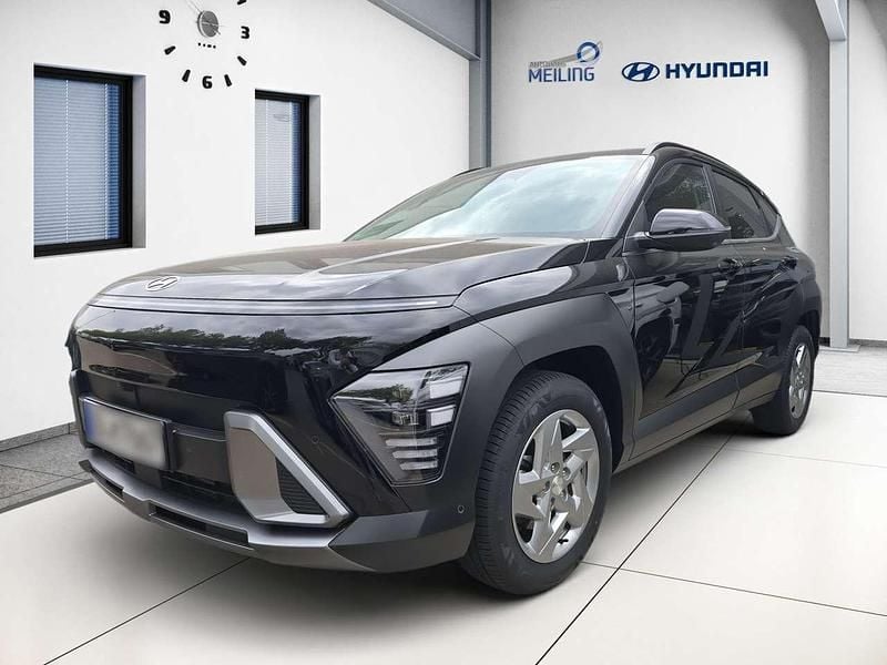 Abyss black / mic Gebraucht 2024 Hyundai Kona Trend SUV | 27.500 € (Fairer Preis) - Bild 1/4