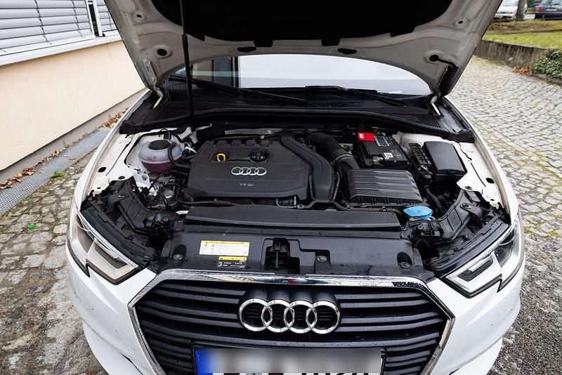 Gebraucht Audi A3 Ambiente 150 PS (110 kW) 2019 Weiß Limousine
