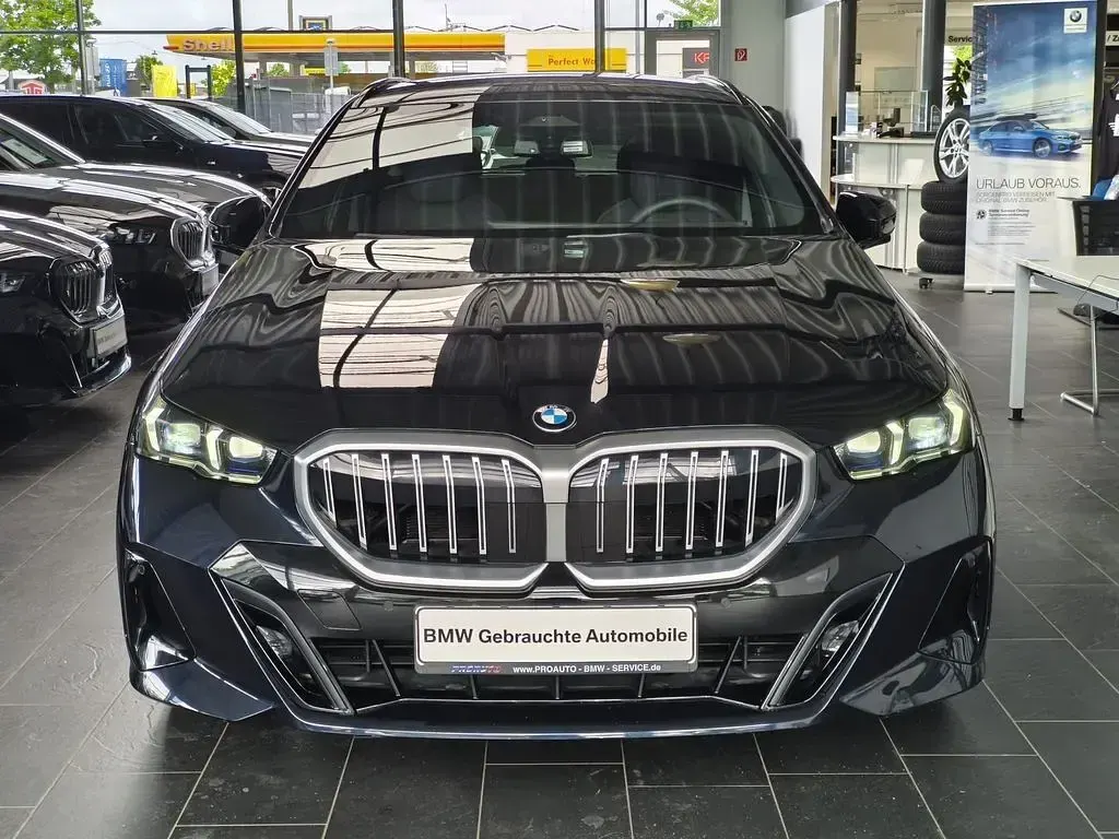Gebraucht BMW 520 M Sport 190 PS (139 kW) 2025 Carbonschwarz Kombi
