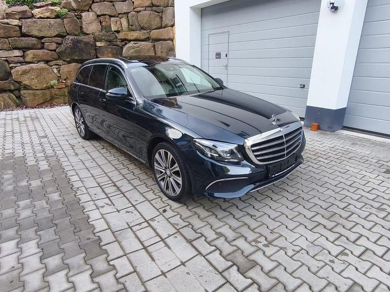 Grün Gebraucht 2019 Mercedes E350 Avantgarde Limousine | 21.990 € (Superpreis) - Bild 1/4