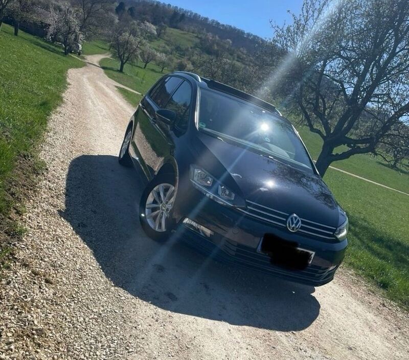 Schwarz Gebraucht 2016 VW Touran Comfortline Van / Kleinbus | 14.350 € (Superpreis) - Bild 1/4