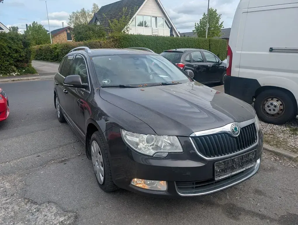 Gebraucht Skoda Superb Elegance 125 PS (91 kW) 2010 Schwarz Kombi