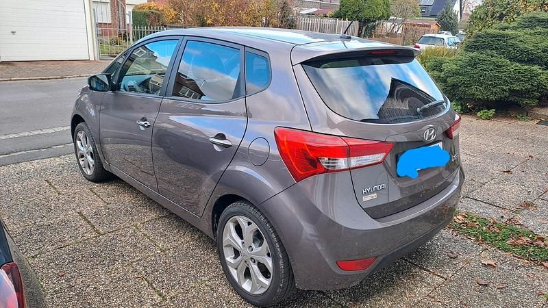 Braun Gebraucht 2012 Hyundai ix20 Kleinwagen | 4.900 € (Fairer Preis) - Bild 1/4