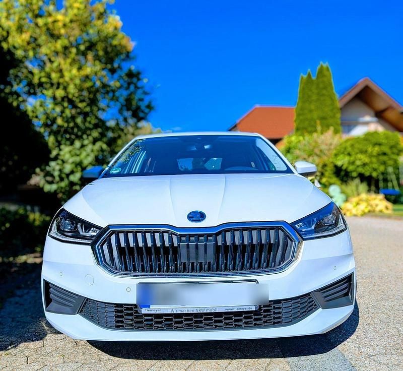 Weiß Gebraucht 2022 Skoda Fabia Tour Kleinwagen | 15.900 € (Guter Preis) - Bild 1/4