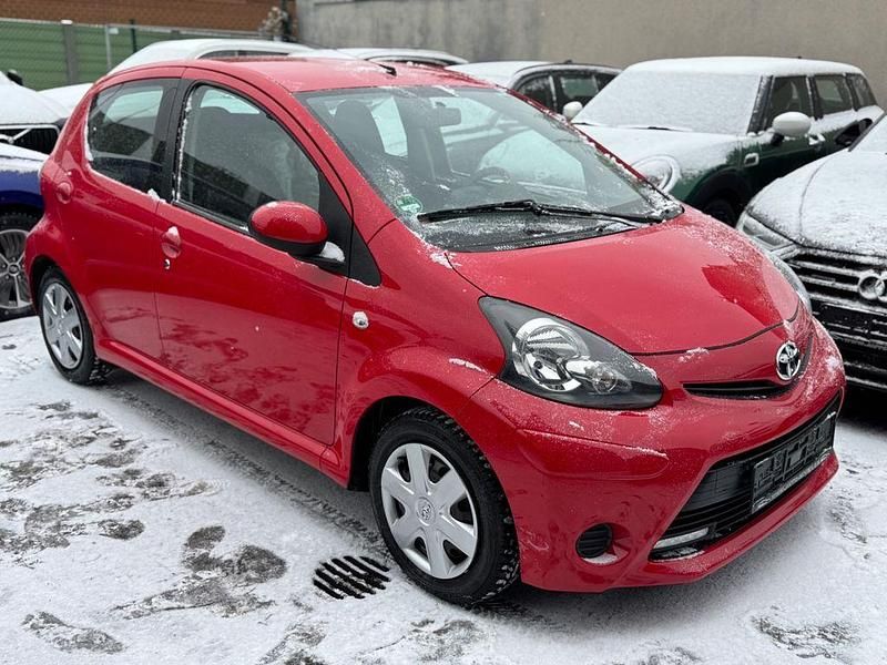 Gebraucht Toyota Aygo Cool 68 PS (50 kW) 2014 Rot Kleinwagen