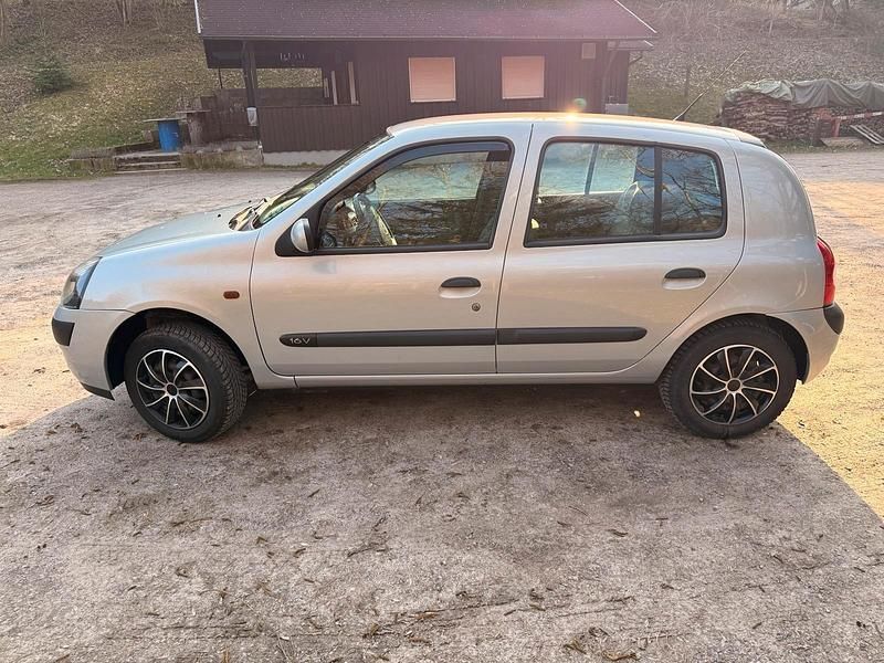 Second-hand Renault Clio II 75 CP (55 kW) 2001 Argintiu Hatchback