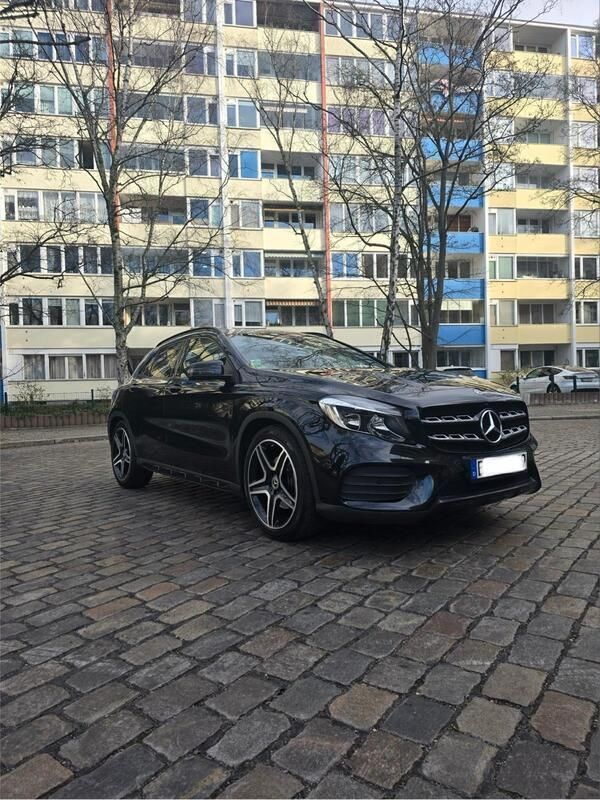Schwarz Gebraucht 2019 Mercedes GLA250 AMG line SUV | 29.990 € (Etwas zu teuer) - Bild 1/4