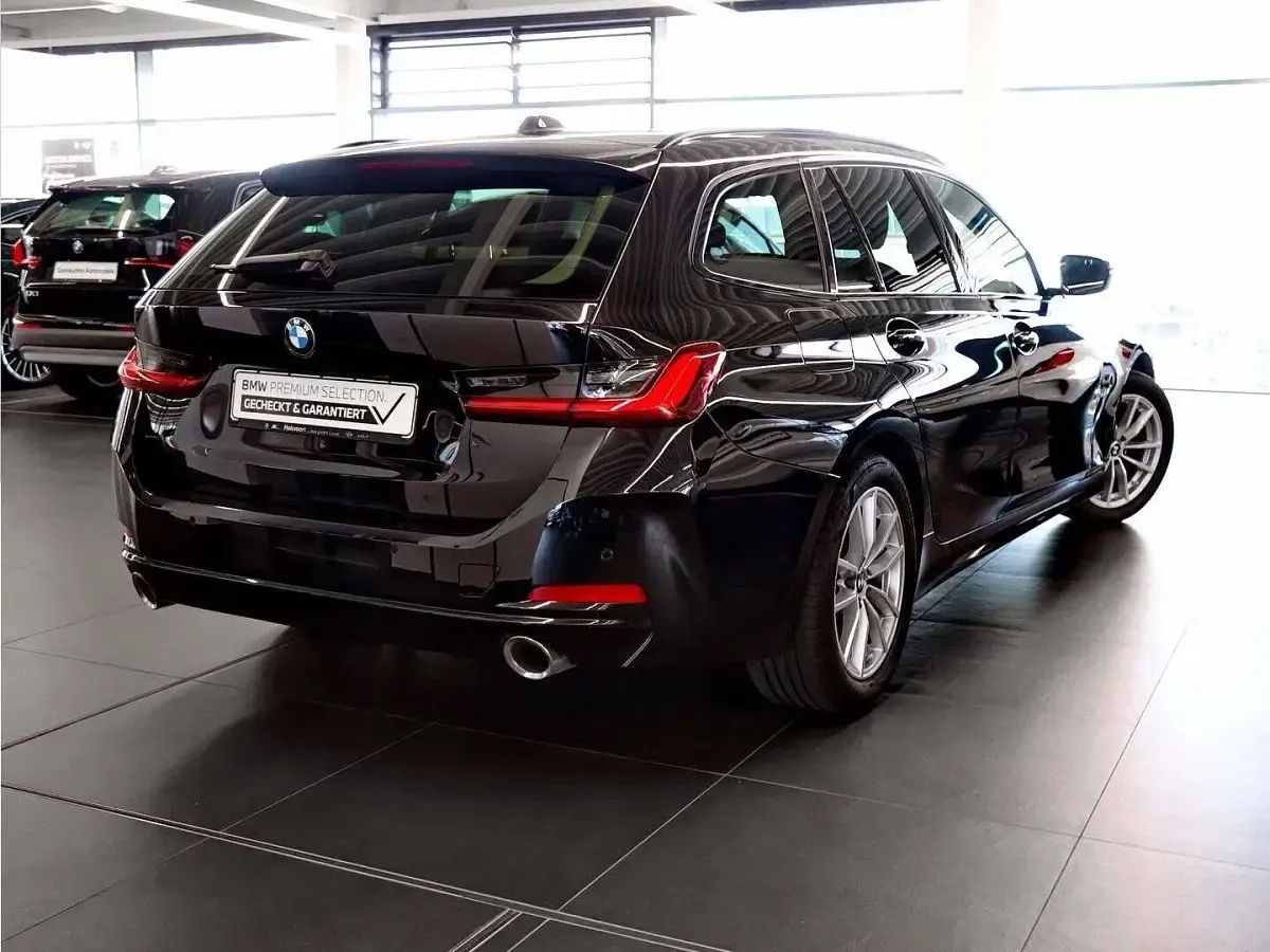 Gebraucht BMW 320 Shadowline 190 PS (139 kW) 2023 Black sapphire metallic Kombi