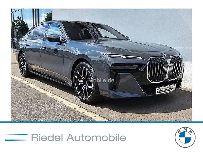 Grau Gebraucht 2024 BMW 740 M Sport Limousine | 91.890 € (Teuer) - Bild 1/3