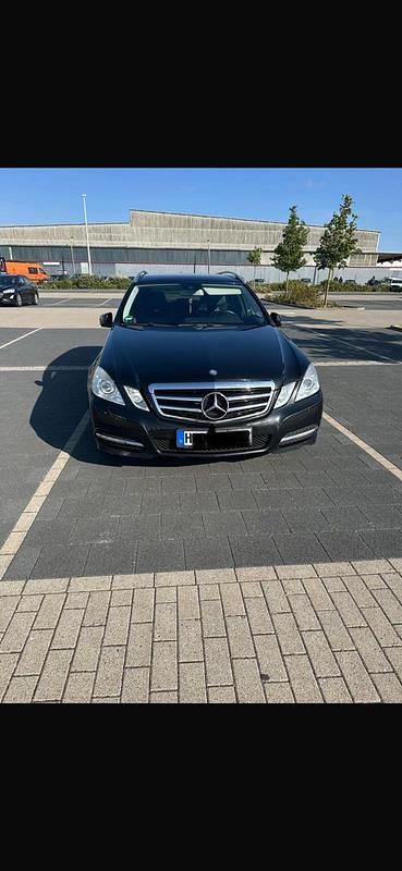 Schwarz Gebraucht 2011 Mercedes E220 Kombi | 9.800 € - Bild 1/4