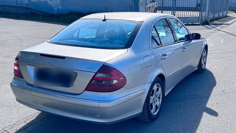 Second-hand Mercedes E220 150 CP (110 kW) 2004 Argintiu Berlinǎ