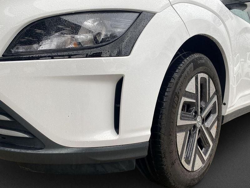 Gebraucht Hyundai Kona Select 100 kW (136 PS) 2022 Weiss SUV