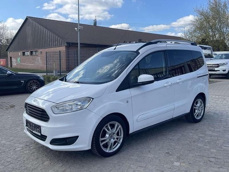Gebraucht Ford Tourneo Courier Titanium 101 PS (74 kW) 2017 Weiß Van / Kleinbus