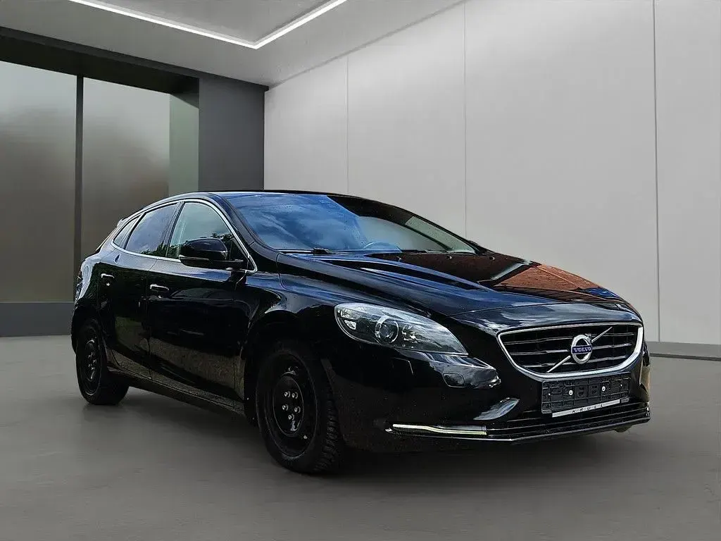 Gebraucht Volvo V40 Momentum 150 PS (110 kW) 2013 Schwarz / black solid stone Kombi